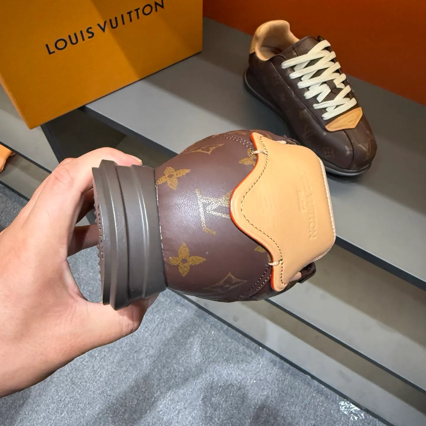 P540 Size 38-45 LV 🫏The colorful interpretation of BUTTERSOFT sneakers combines sheepskin, The colorful interpretation of LV BUTTERSOFT sneakers combines sheepskin and calfskin, bringing a super soft feel. Designed by Pharrell Williams, this '60s-inspired shoe features a padded upper that's been crafted by Louis Vuitton craftsmen to further enhance the comfort of the leather. In addition to the LV initials, it features multiple signatures, including natural leather trim and an embossed pattern of Pharrell Williams and lobster on the side, referencing the Fall/Winter 2025 men’s show. A must-have artifact for fashionistas✅